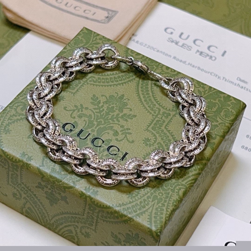 G*u*i bracelets